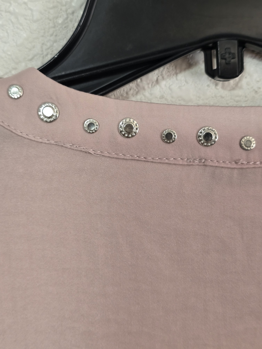 Carmen Marc Valvo Pale Pink V-Neck Blouse with Gem Trim - Picture 12 of 13
